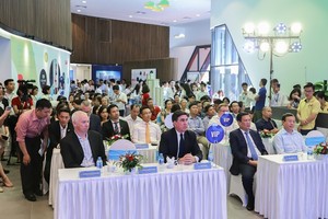 Đông đảo khách hàng tham dự sự kiện từ rất sớm.