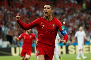 Ronaldo thăng hoa ngày Bồ Đào Nha ra quân. Ảnh:Reuters.