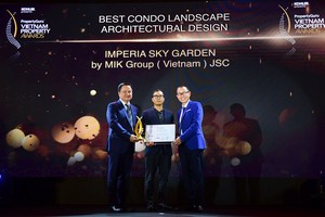 Tổng giám đốc MIKGroup Nguyễn Vĩnh Trân (ngoài cùng bên trái) nhận giải thưởng cho Dự án  Imperia Sky Garden.