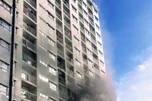 Khói bốc ra nghi ngút từ tầng 6 chung cư. Ảnh:Tin Tin.