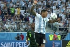 Nigeria 1-2 Argentina: Trọng tài không thổi phạt đền Marcos Rojo là đúng hay sai?