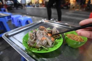 Ba món ăn vặt nổi tiếng trên con phố ngắn nhất Hà Nội