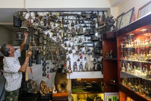 Người đàn ông sưu tập hàng trăm chuông độc lạ ở Sài Gòn