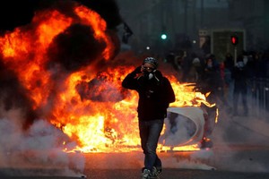 Pháp tiếp tục chìm trong “biển lửa” bạo động, người biểu tình đụng độ cảnh sát