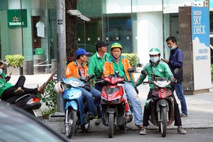 Những lái xe Grab trên đường Hà Nội. Ảnh:Anh Tú