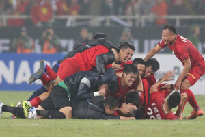 Các cầu thủ Việt Nam ăn mừng sau khi trận chung kết với Malaysia kết thúc.