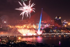 Đà Nẵng bắn pháo hoa trong mưa