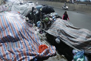 Rác chất cao quá đầu người sau 3 ngày ứ đọng ở Hà Nội