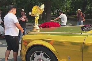 Biểu tượng ngoại cỡ trên chiếc Rolls-Royce thu hút sự chú ý của nhiều người đi đường.