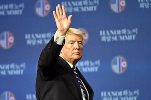 Tổng thống Mỹ - Donald Trump vẫy tay chào kết thúc họp báo sau hội nghị thượng đỉnh Mỹ - Triều tại Hà Nội ngày 28/2.Ảnh: Giang Huy