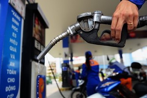 Giá xăng tăng hơn 900 đồng một lít