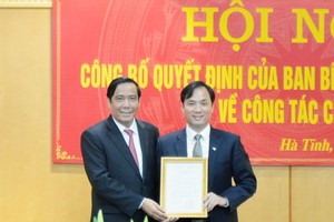 Đồng chí Nguyễn Thanh Bình trao quyết định cho đồng chí Hoàng Trung Dũng.