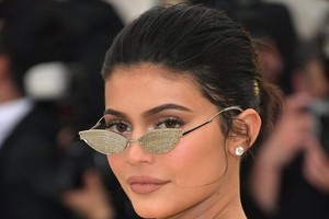 Cuộc sống xa hoa của tỷ phú tự thân trẻ nhất thế giới