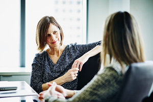 Bạn nên thảo luận thêm về quyết định không tăng lương bằng các câu hỏi một cách cầu thị.Ảnh: Gettty