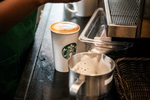Starbucks muốn tìm kiếm những đột phá mới thông qua đầu tư vào startup. Ảnh:Bloomberg.