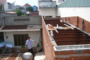 Hàng xóm chiếm khoảng không trên cao, xử lý cách nào?