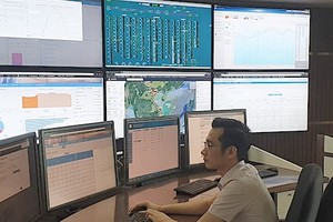 Kỹ sư Trung tâm điều độ hệ thống điện Quốc gia (A0) theo dõi biểu đồ cung ứng điện.Ảnh: H.T