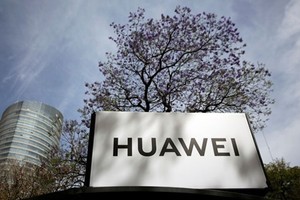 Logo Huawei tại một trạm chờ xe buýt ở Mexico hồi tháng hai. Ảnh: Reuters.