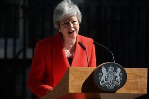 Bà May tuyên bố từ chức trước Văn phòng Thủ tướng, số 10 phố Downing. Ảnh:AFP.
