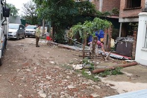 Công an và quản lý thị trường kiểm tra tại cơ sở nghi làm giả ống thép
