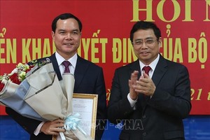 Đồng chí Phạm Minh Chính trao quyết định và chúc mừng đồng chí Nguyễn Đình Khang. Ảnh TTXVN