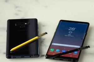 Thiếu niên cướp điện thoại trong cửa hàng