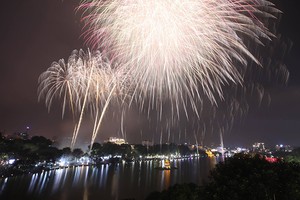 Pháo hoa tầm cao tại Hồ Gươm