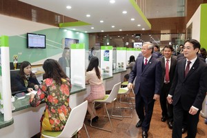 Ông Trần Quốc Vượng, Uỷ viên Bộ chính trị, Thường trực Ban Bí thư Trung ương Đảng thăm điểm giao dịch của Vietcombank với đông đảo khách hàng giao dịch trong ngày đầu năm mới Xuân Canh Tý 2020