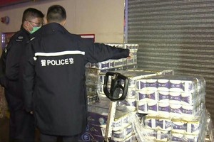 Cảnh sát khám nghiệm hiện trường cướp giấy vệ sinh sáng 17/2. Ảnh: IBTimes.