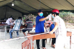 Dừng một số chốt kiểm tra y tế giáp tỉnh Phú Yên, tuy nhiên vẫn duy trì các chốt kiểm tra y tế tại nhà ga, bến xe, cảng biển, sân bay, đặc biệt chốt tại đèo Bình Đê (thị xã Hoài Nhơn).