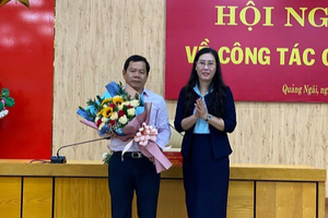 Bí thư tỉnh uỷ, Chủ tịch HĐND tỉnh Quảng Ngãi tặng hoa chúc mừng đồng chí Đặng Văn Minh.