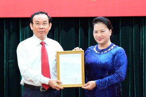 Chủ tịch Quốc hội Nguyễn Thị Kim Ngân trao quyết định cho đồng chí Nguyễn Văn Nên. Ảnh VGP/Mạnh Hùng