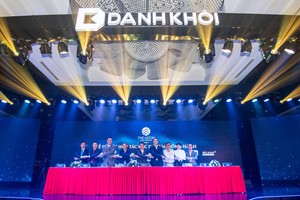 Ông Nguyễn Quốc Bảo, Phó tổng giám đốc Tập đoàn Danh Khôi (chính giữa ảnh) ký hợp tác với các đối tác đồng hành uy tín trên thị trường.