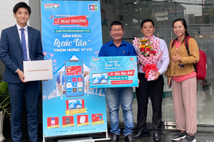 Khách hàng Dương Thái Sơn nhận Giải Đặc biệt Macbook Air 13, trị giá 33 triệu đồng tại Kienlongbank Lái Thiêu