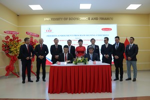 Ông Ngô Việt Phương, Phó tổng giám đốc Phát triển Kinh doanh Dai-ichi Life Việt Nam (trái) và ông Nguyễn Thanh Giang, Hiệu trưởng UEF (phải), ký kết hợp tác với sự chứng kiến của ông Lê Thắng Lợi, Phó giám đốc Trung tâm Phát triển Giáo dục phía Nam, Bộ Giáo dục và Đào tạo (hàng sau, thứ tư từ trái qua).