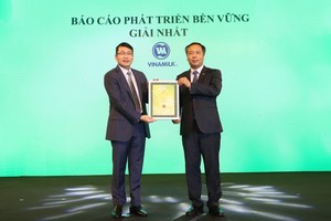Đại diện Vinamilk nhận giải Nhất cho hạng mục Báo cáo Phát triển bền vững từ ông Lê Trọng Minh, Tổng biên tập Báo Đầu tư, đồng Trưởng ban tổ chức Chương trình Bình chọn Doanh nghiệp niêm yết 2020. Năm nay Vinamilk đạt giải cao cả 3 hạng mục: Báo cáo thường niên, quản trị công ty và Báo cáo Phát triển bền vững