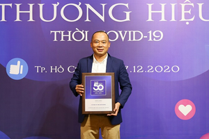 CEO Thế Giới Di Động - Ông Đoàn Văn Hiểu Em đại diện công ty nhận giải thưởng Top 50 Thương hiệu dẫn đầu năm 2020.