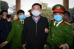 Ông Đinh La Thăng bị dẫn giải đến tòa. Ảnh: zing.