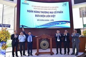 Ông Nguyễn Đức Thụy tham gia đánh cồng chào sàn HoSE cùng Ban Lãnh đạo LienVietPostBank