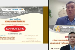 Ông Huỳnh Thiện Nhân, Phó tổng giám đốc Công nghệ Dai-ichi Life Việt Nam, nhận Giải thưởng “Công ty BHNT có Ứng dụng Công nghệ thông tin – Chuyển đổi số tiêu biểu” từ ông Vũ Bằng, nguyên Chủ tịch Ủy ban Chứng khoán Nhà nước, Phó chủ tịch Hội đồng Bình chọn Giải thưởng Dịch vụ Tài chính Tiêu biểu 2021.