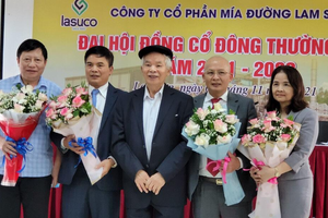 Ông Lê Văn Tam (đội mũ ở giữa) thôi làm Chủ tịch HĐQT LSS