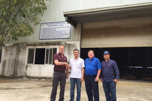 Ông Nguyễn Trí Thiện làm việc với đối tác Mỹ tại nhà máy