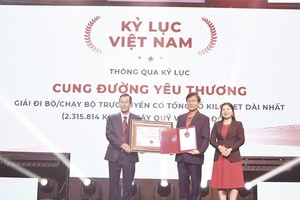 Ông Dương Duy Lâm Viên - Tổng thư ký Trung ương Hội Kỷ lục gia Việt Nam, Giám đốc Điều hành Tổ chức Kỷ lục Việt Nam VietKings, trao Chứng nhận xác lập Kỷ lục Việt Nam cho ông Trần Đình Quân (giữa), Chủ tịch kiêm Tổng giám đốc Dai-ichi Life Việt Nam.