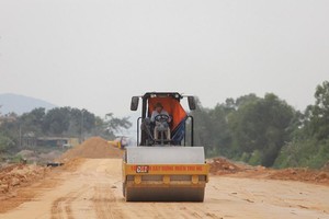 Đường ven biển đang thi công sẽ góp phần kết nối các vùng kinh tế trọng điểm phía nam tỉnh Nghệ An với Hà Tĩnh