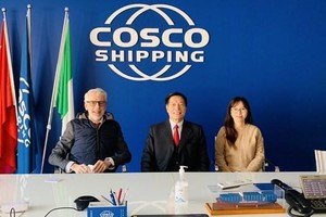 Tham tán Thương mại Việt Nam tại Italy làm việc với hãng tàu COSCO tại cảng Genoa.