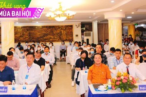 Nhiều cổ đông trực tiếp tham dự Đại hội IDI. Vợ chồng anh Trung (áo kẻ, hàng thứ hai bên phải)