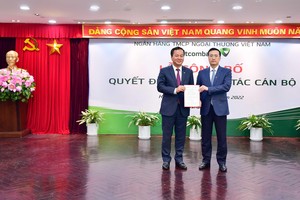 Ông Phạm Quang Dũng, Chủ tịch HĐQT Vietcombank (bên phải) trao quyết định bổ nhiệm cho ông Nguyễn Việt Cường, tân Phó tổng giám đốc Vietcombank