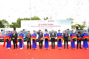 Lãnh đạo PVOIL và Vinfast cắt băng khánh thành trạm sạc xe điện Vinfast tại Cửa hàng xăng dầu PVOIL