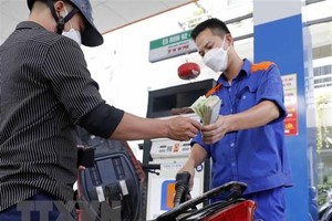 Mua, bán xăng, dầu tại một cửa hàng kinh doanh xăng dầu trên địa bàn Hà Nội