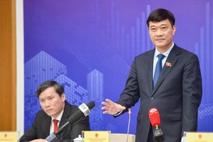 Chủ nhiệm Uỷ ban Kinh tế Vũ Hồng Thanh tại cuộc họp báo.